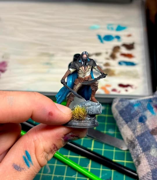 Miniatura pintada à mão pela comunidade.