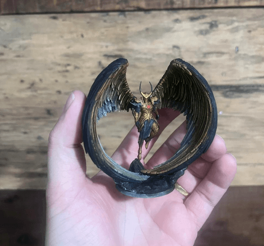 Miniatura pintada à mão pela comunidade.