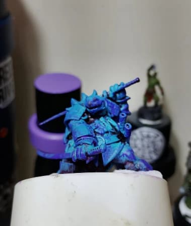 Miniatura pintada à mão pela comunidade.